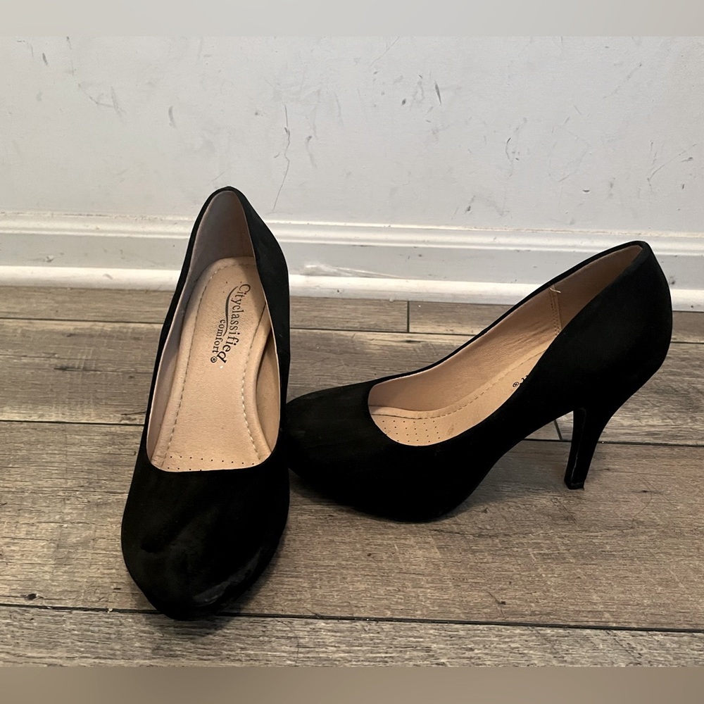 Black heeled suede like pumps
Comfortable